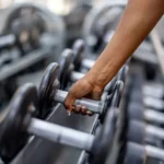 مجموعة من المكملات الغذائية الأصلية تشمل بروتين وكرياتين وفيتامينات داخل متجر In Shape في مصر