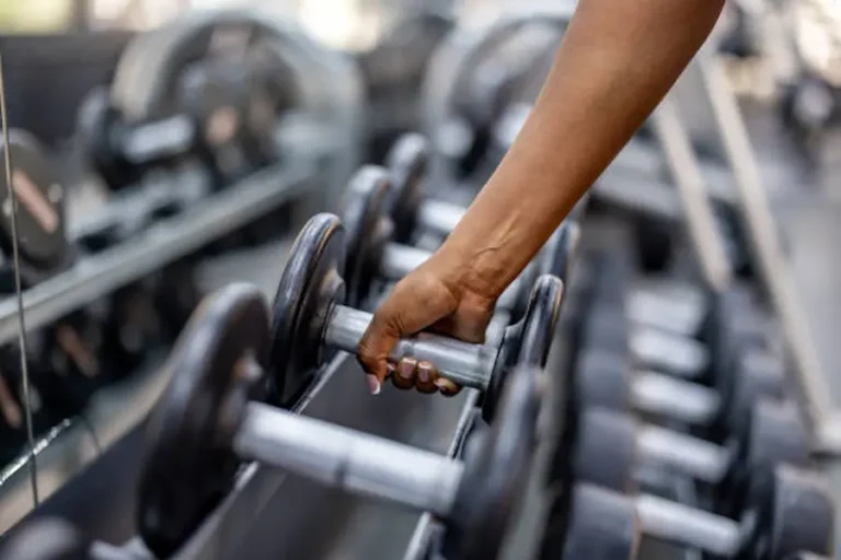 مجموعة من المكملات الغذائية الأصلية تشمل بروتين وكرياتين وفيتامينات داخل متجر In Shape في مصر